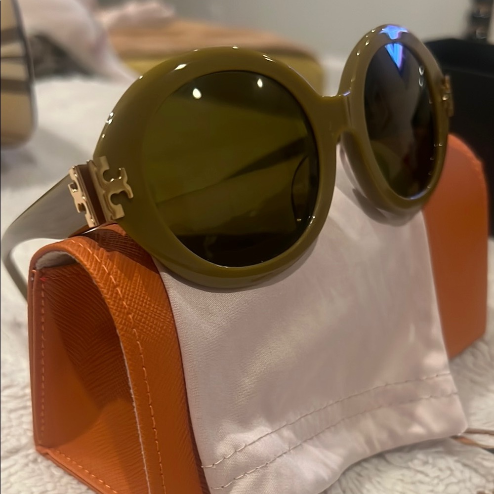 Tory Burch Green Round Sunglasses with Vintage Design